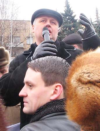 Тот самый Стрельченко (с микрофоном) пытается вешать лапшу на уши С.Удальцову из АКМ (на переднем плане)