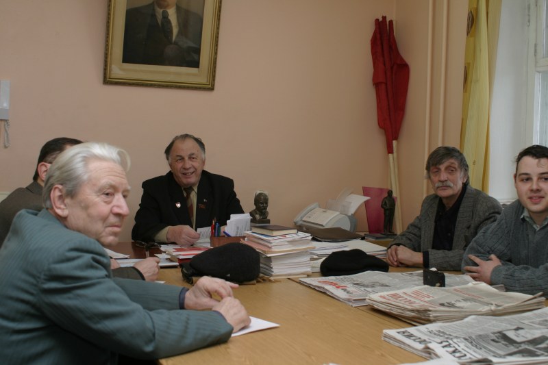 химкинские коммунисты хохочут, слушая объяснения Стрельченко